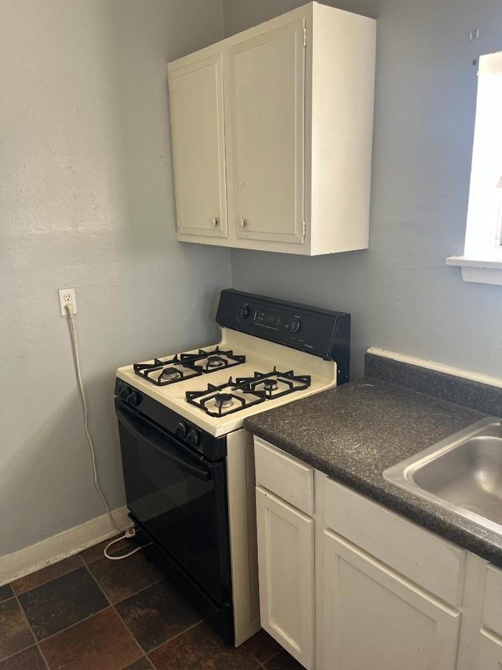 956 S Floyd St - Photo 4 of 10