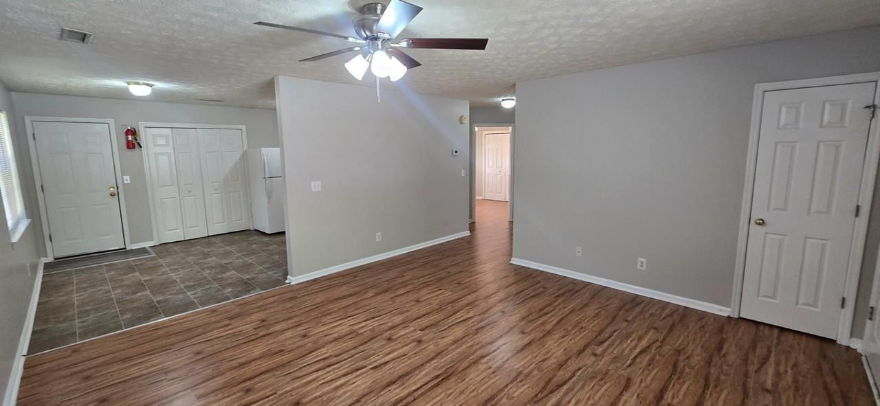 1064 Angel Dr - Photo 3 of 7