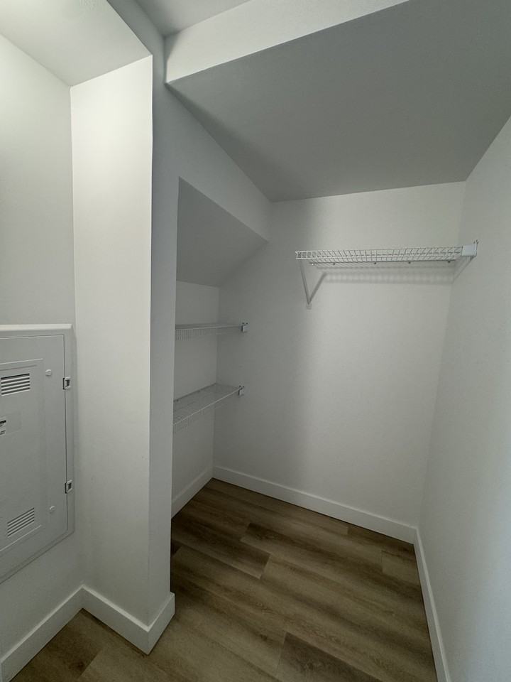 3515 Av Ellendale — photo 2