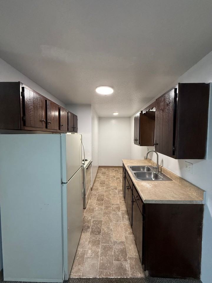 Crossroad Apartments - Photo 4 of 16