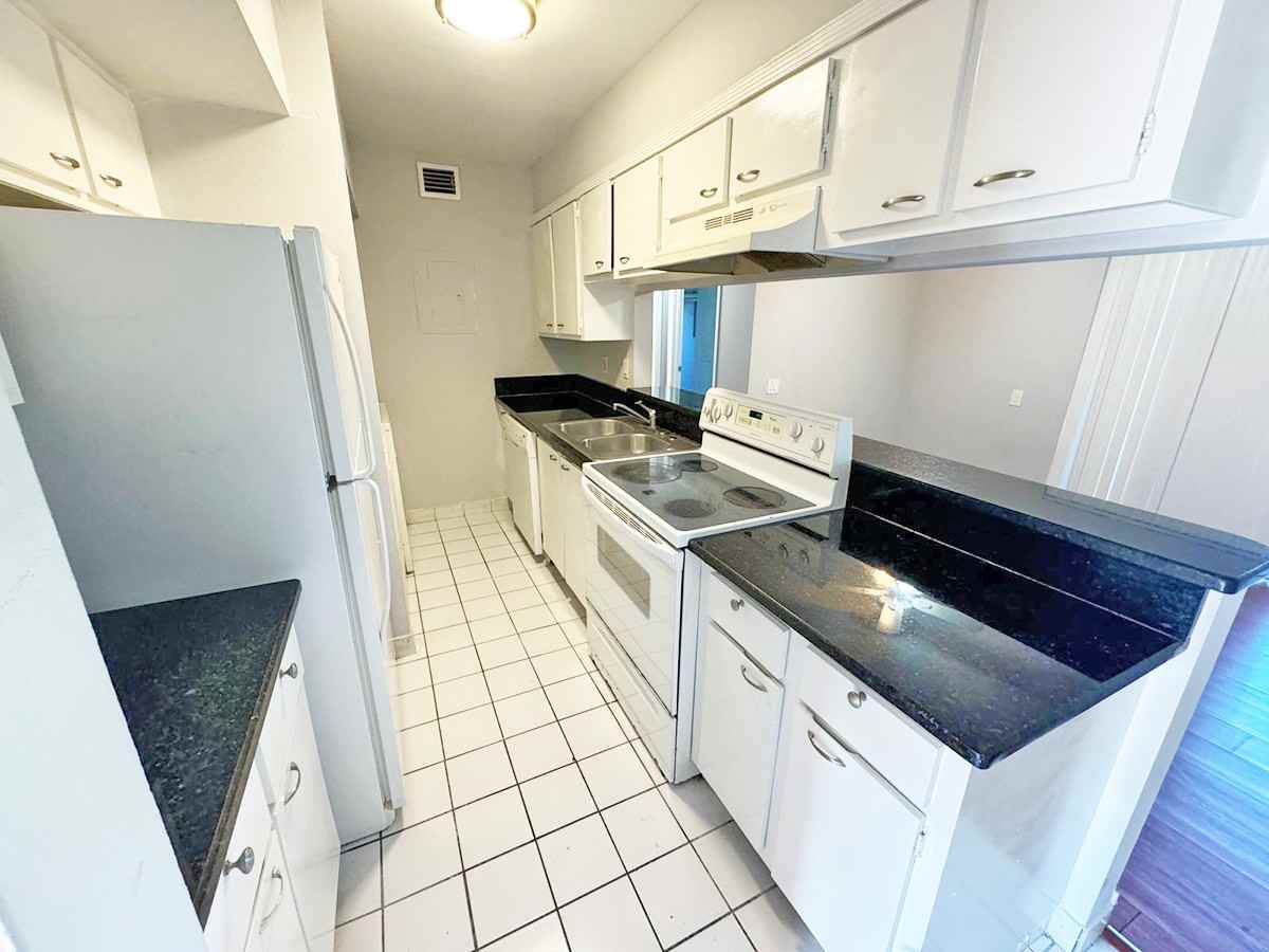 4457 Treehouse Ln Apt 14c #14C - Photo 3 of 16