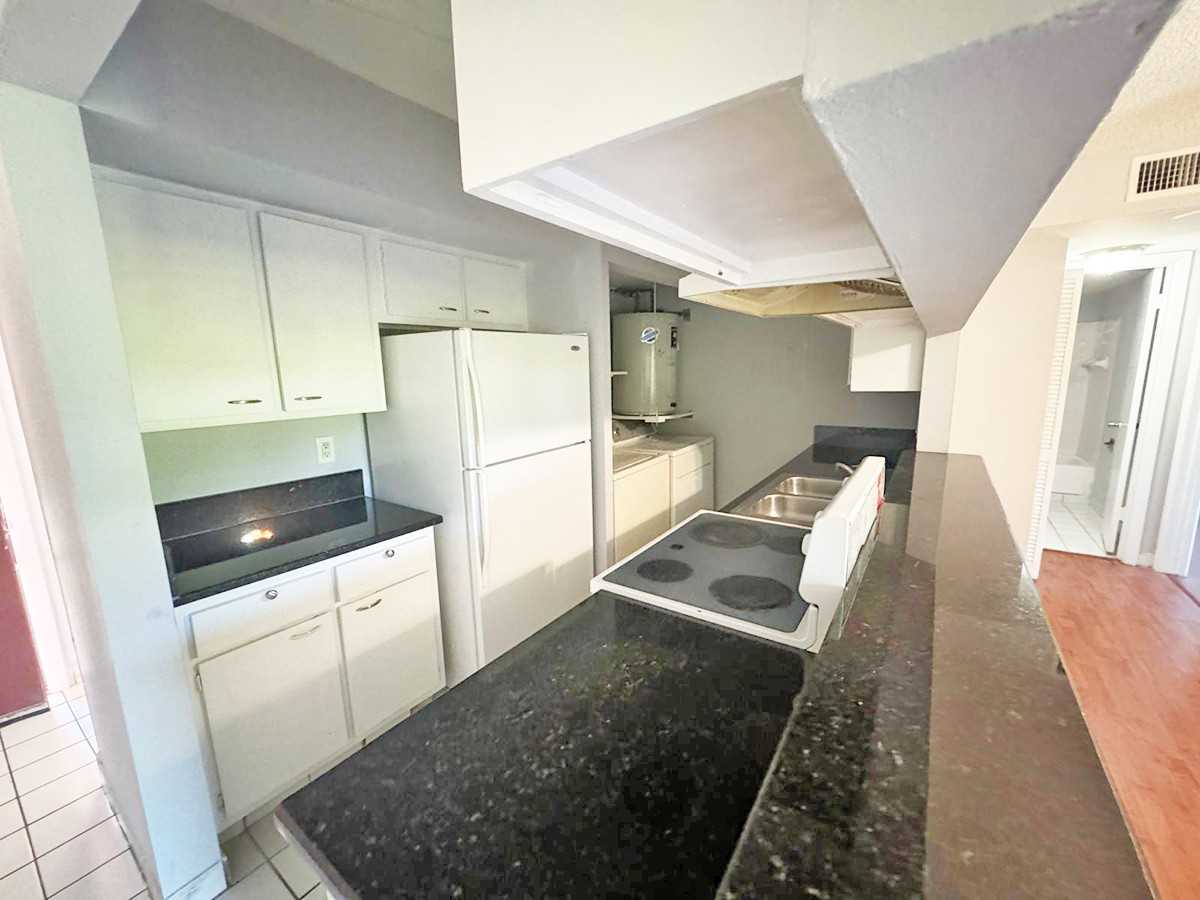 4457 Treehouse Ln Apt 14c #14C - Photo 4 of 16