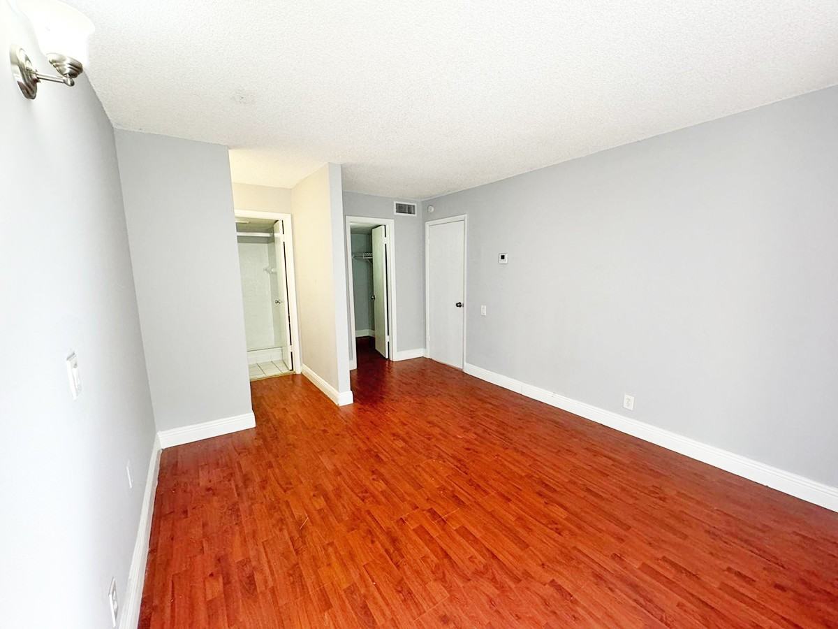 4457 Treehouse Ln Apt 14c #14C - Photo 5 of 16