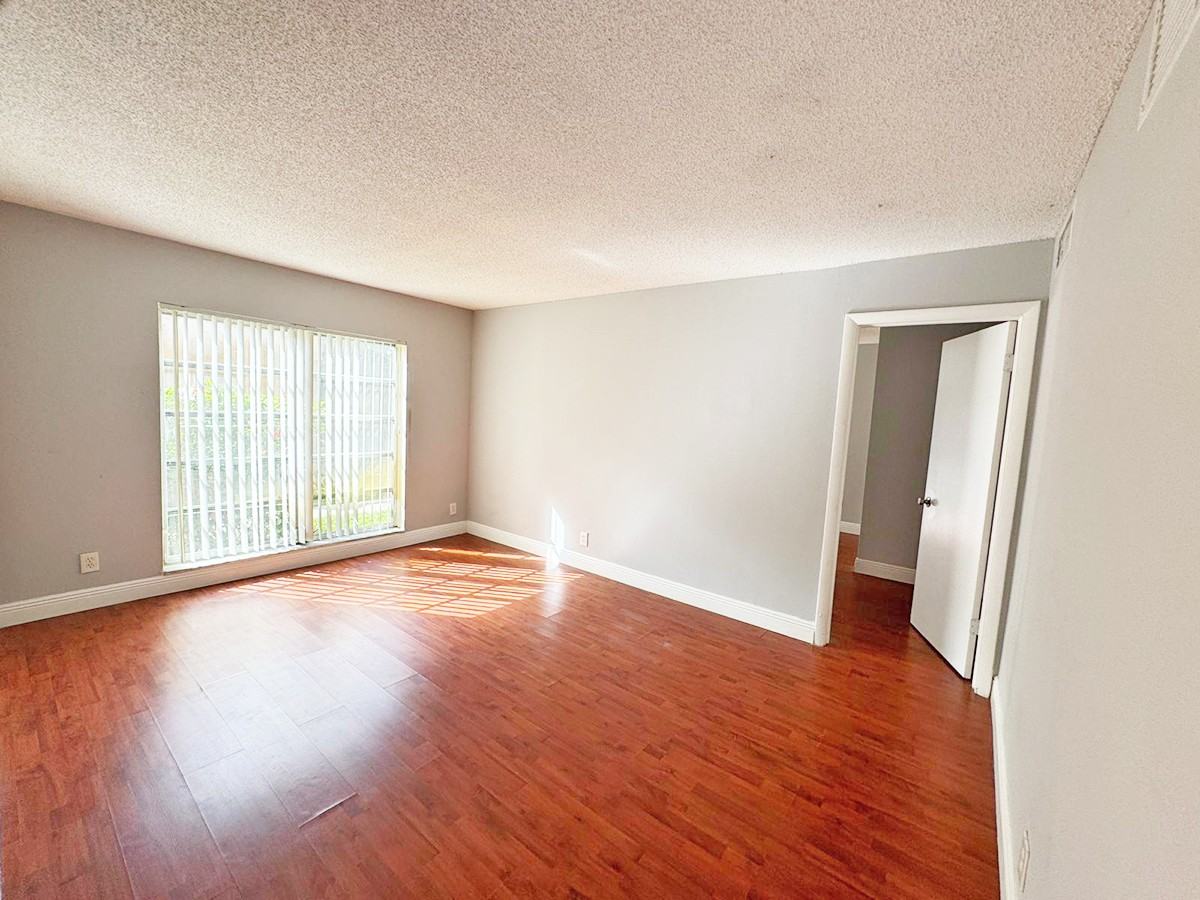 4457 Treehouse Ln Apt 14c #14C - Photo 7 of 16