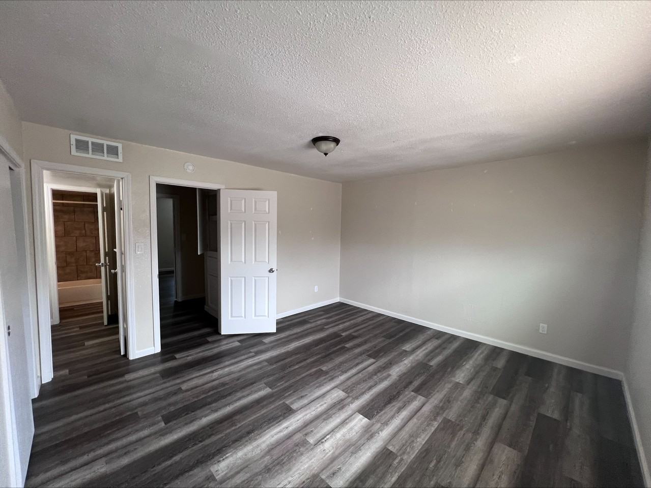 500 Sinclair Dr #1 - Photo 5 of 13