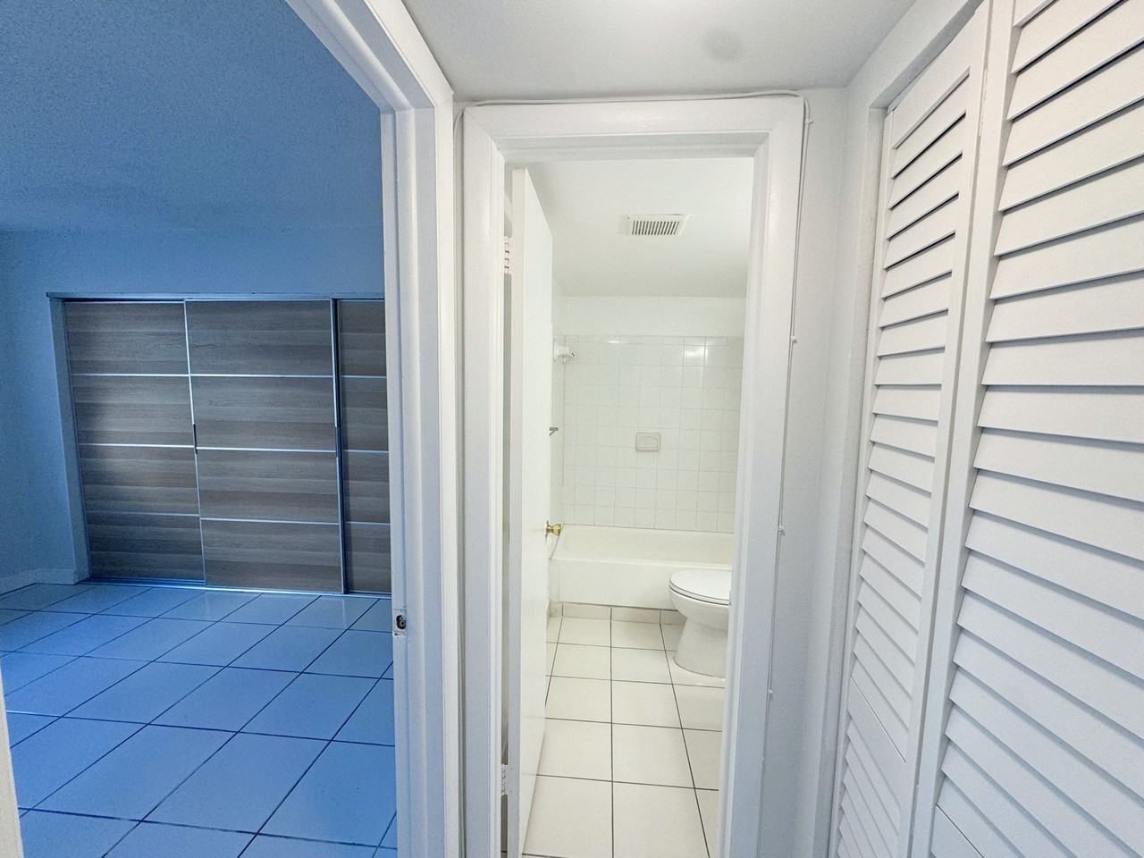 4403 Treehouse Ln Apt 26c #26C - Photo 6 of 17