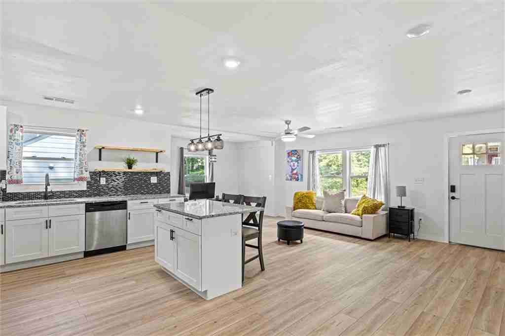 1077 Peeples St Sw - Photo 3 of 36