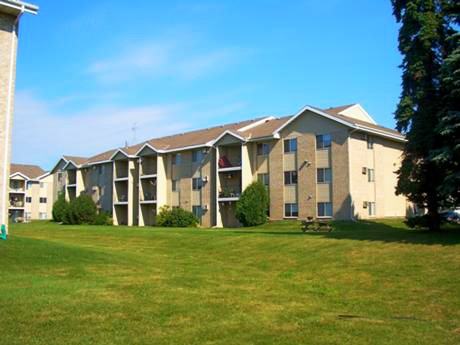 913 6th Ave Ne - Photo 2 of 5