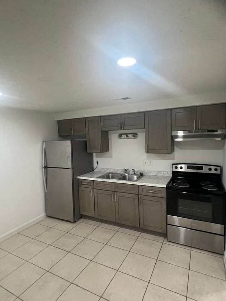 14003 N 15th St - Photo 3 of 9