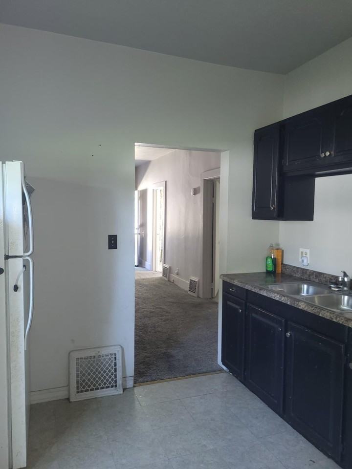 737 E 4th St #1 - Photo 3 of 6