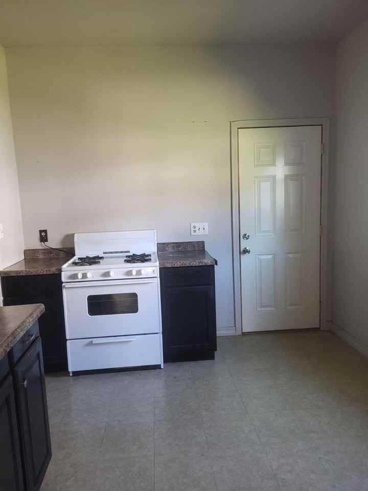 737 E 4th St #1 - Photo 4 of 6