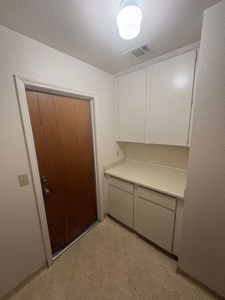 5936 W Oak Ave - Photo 6 of 31