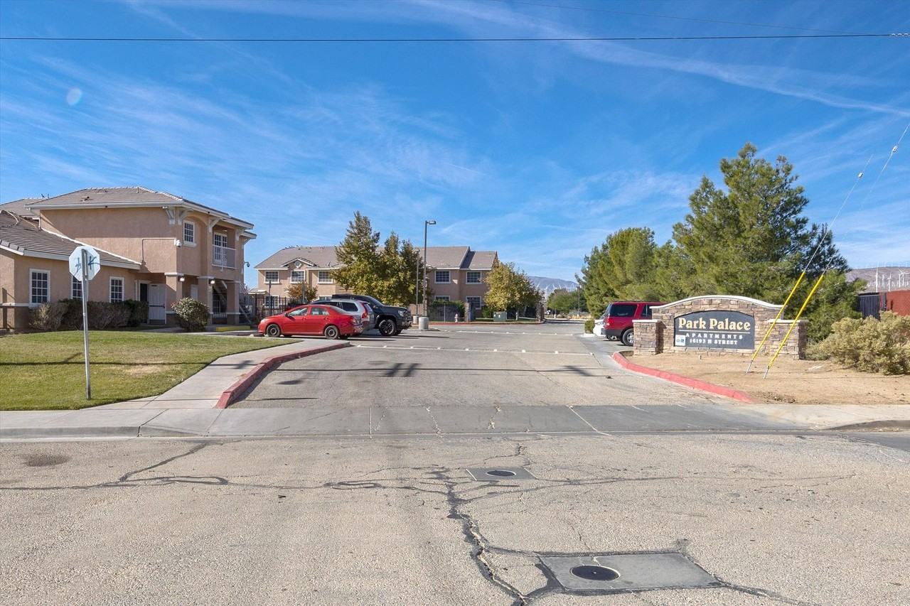 Park Palace Two Apartments - Photo 5 of 21