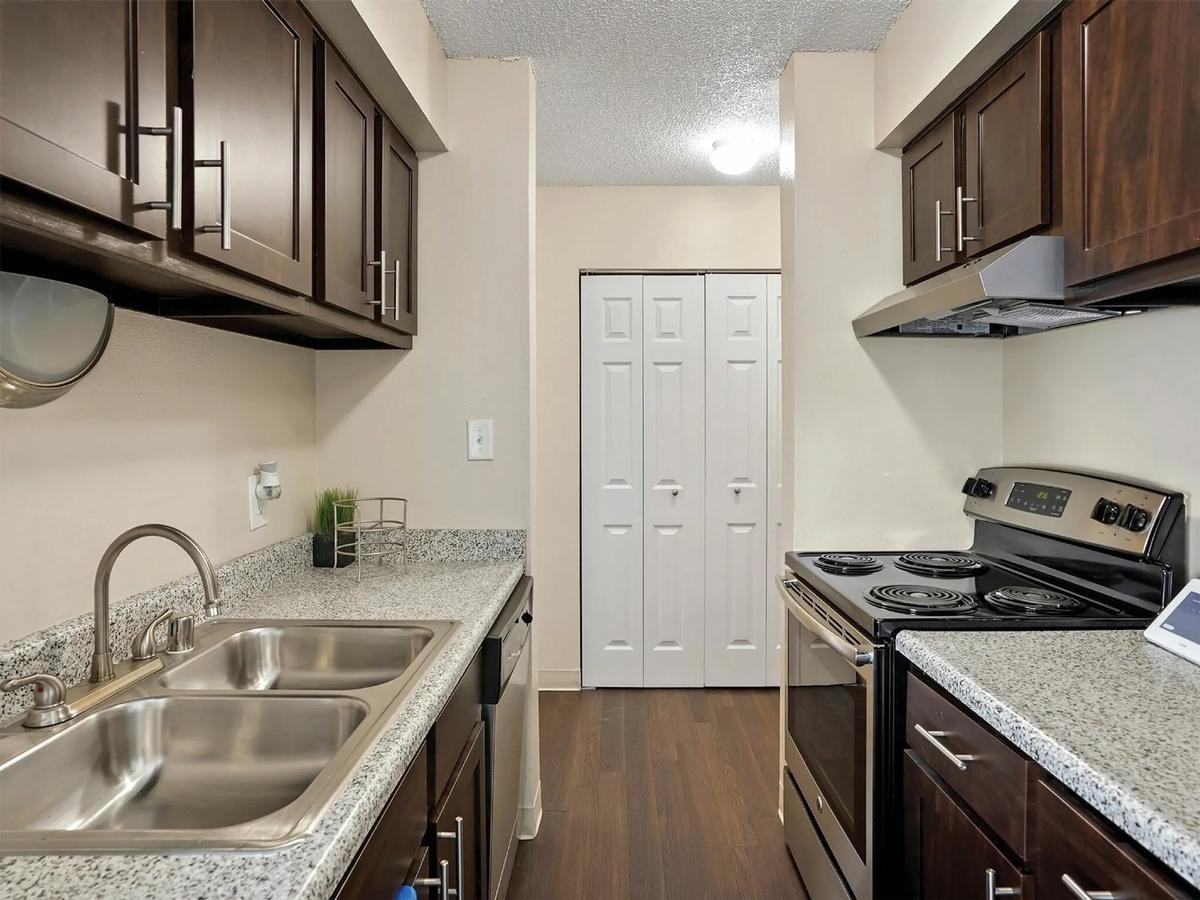 1090 S Parker Rd - Photo 5 of 19