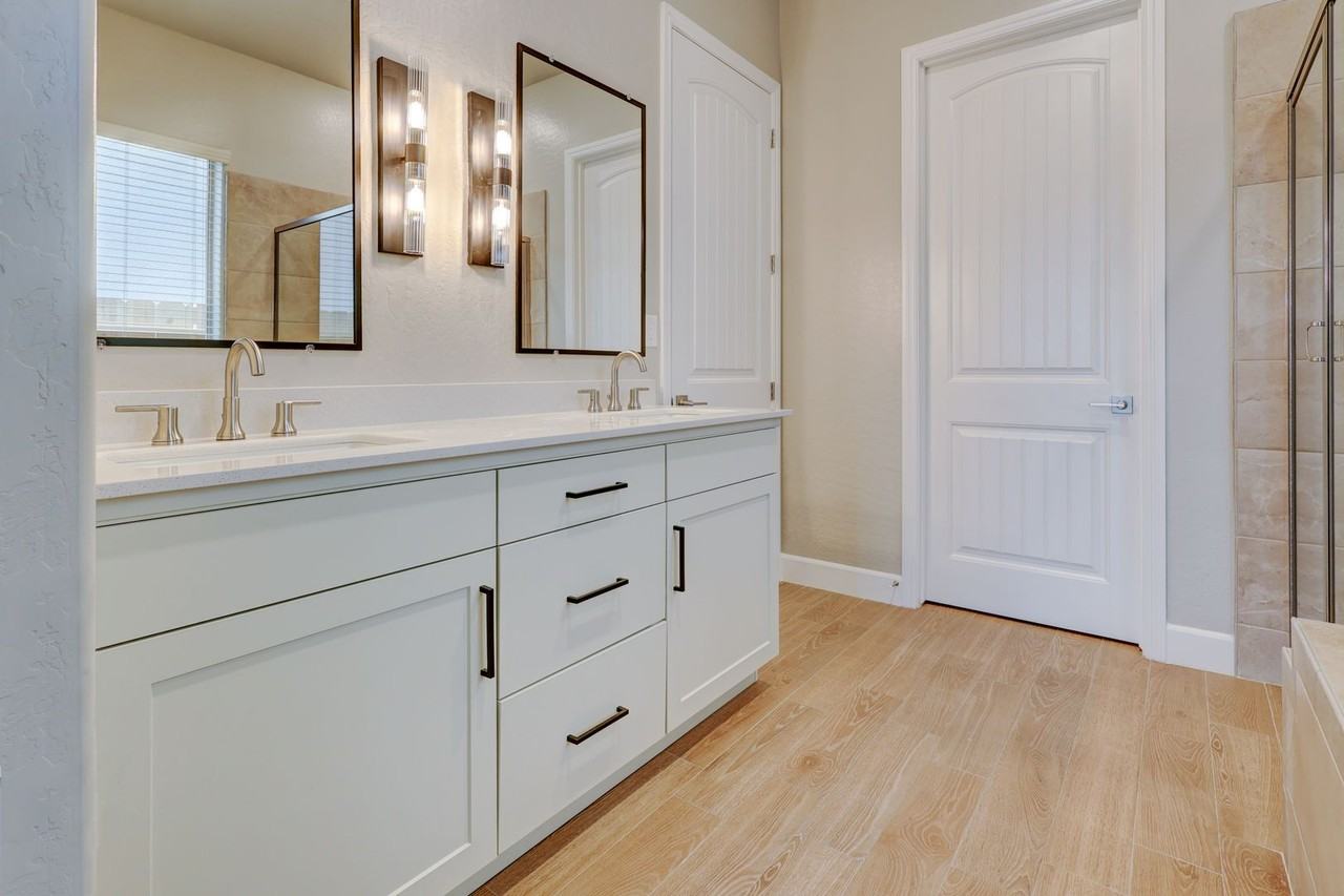 4276 N Phoenix Ave - Photo 2 of 4