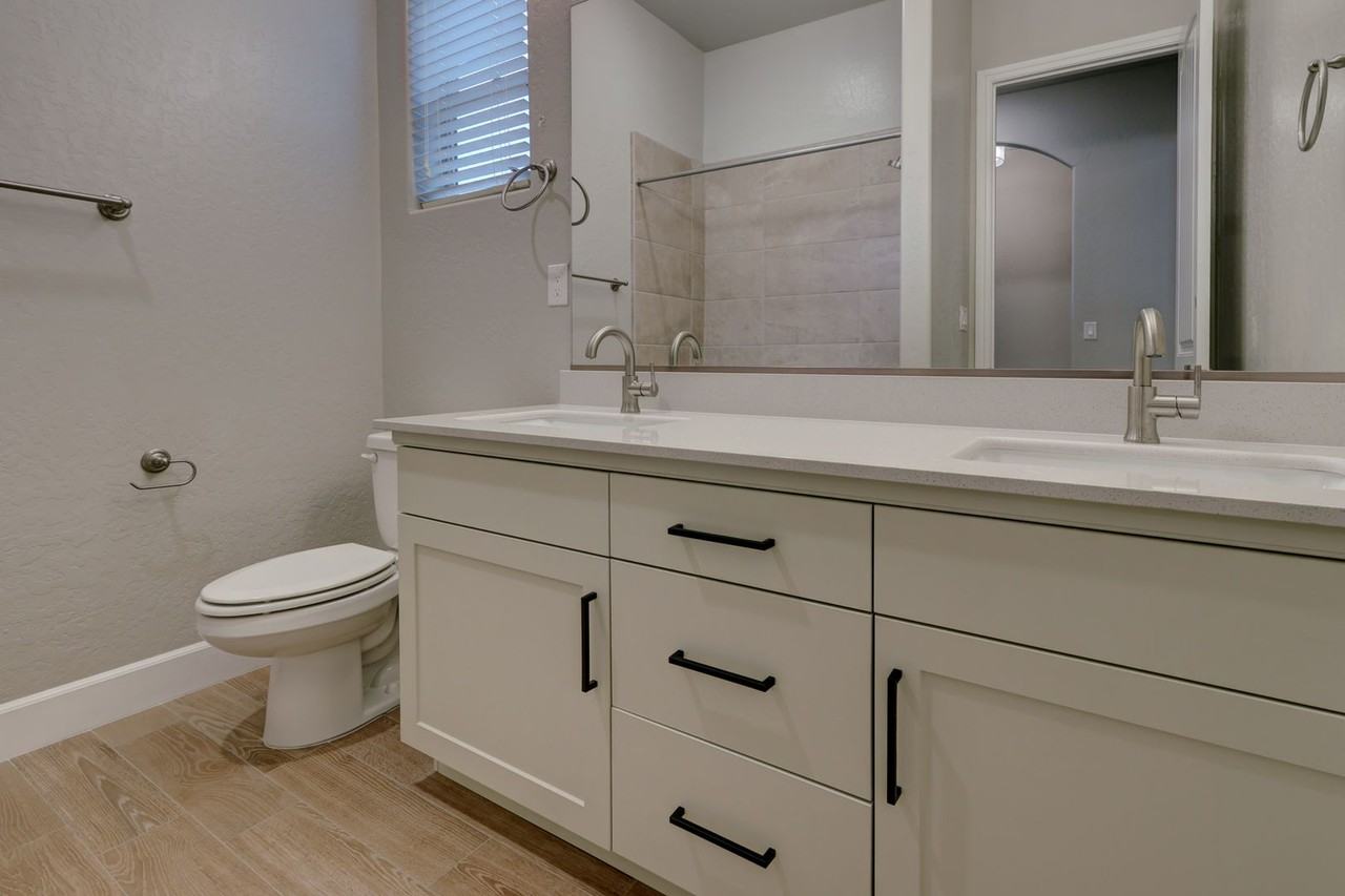 4276 N Phoenix Ave - Photo 3 of 4