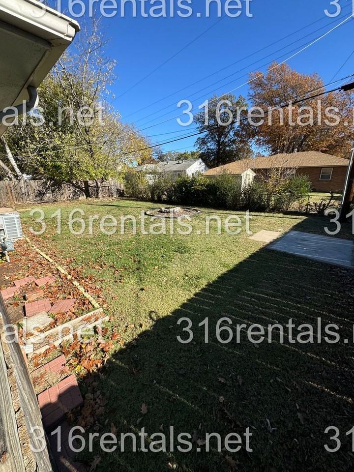 816 Spruce St - Photo 2 of 10