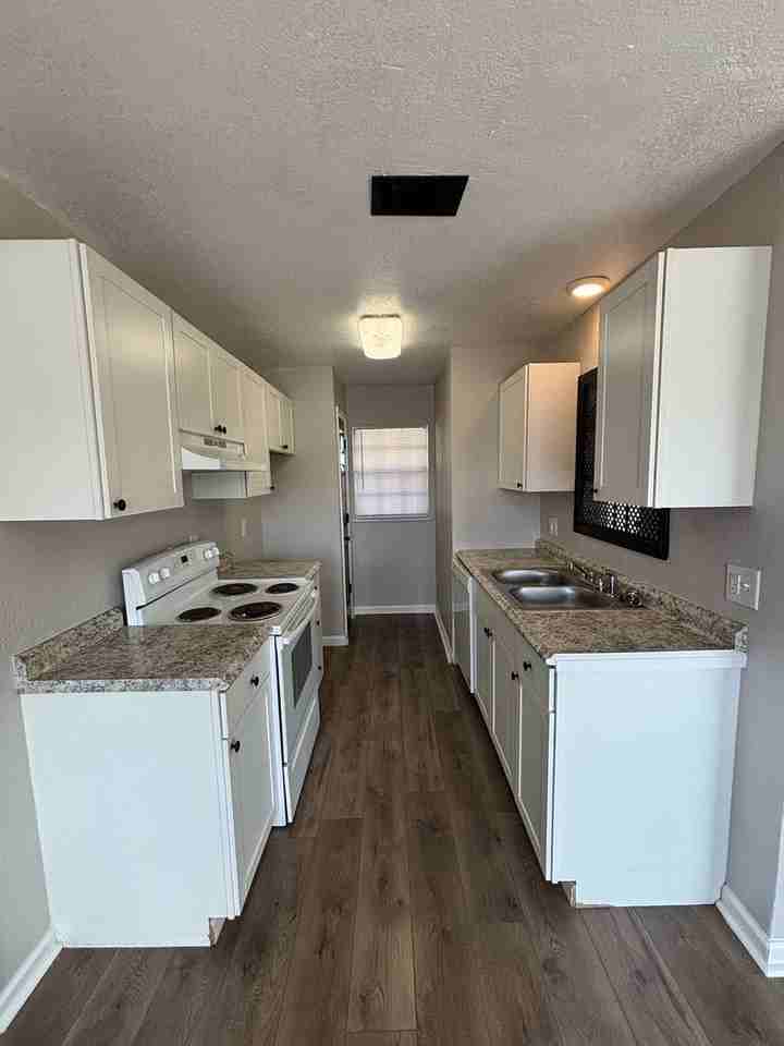 1800 Fairlane Ave - Photo 2 of 14