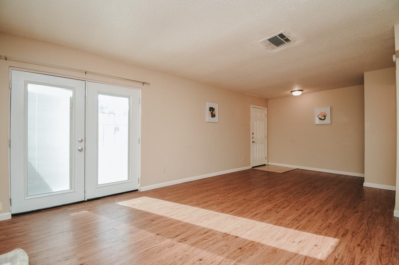 611 Sherwood DrApt H #611H - Photo 2 of 5