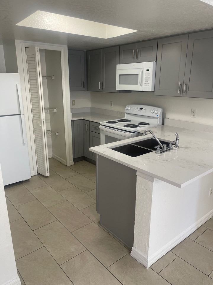 1513 1513 West 11th Street - 1513 West 11th Street - Photo 2 of 26