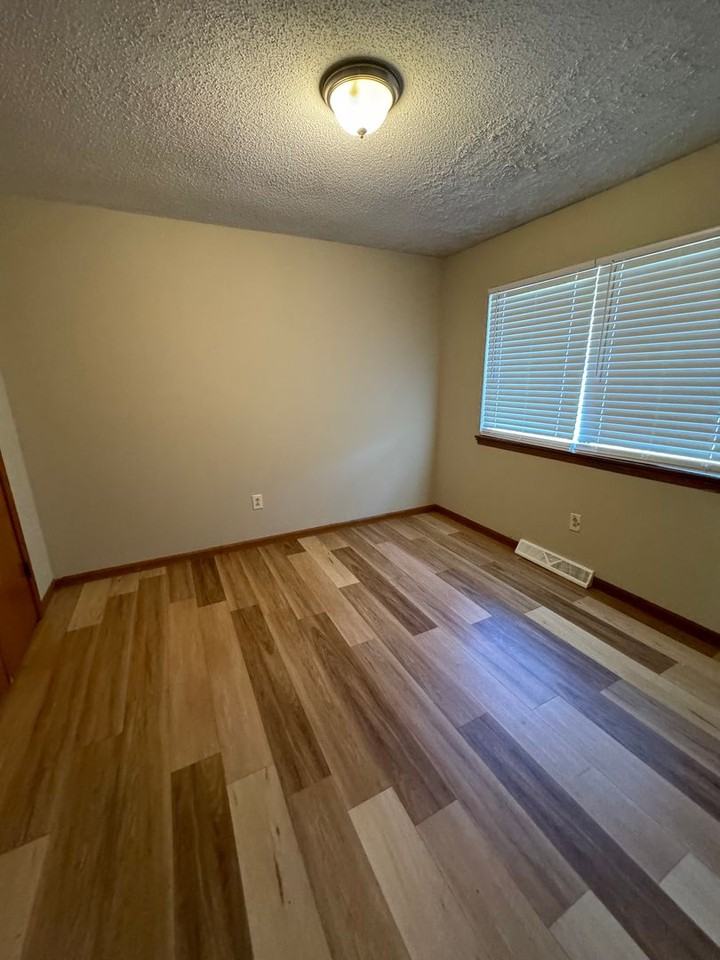 4339 W Bethany Dr - Photo 3 of 9