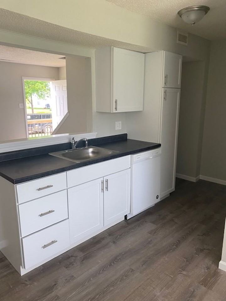 4222 W Bethany Dr - Photo 5 of 10