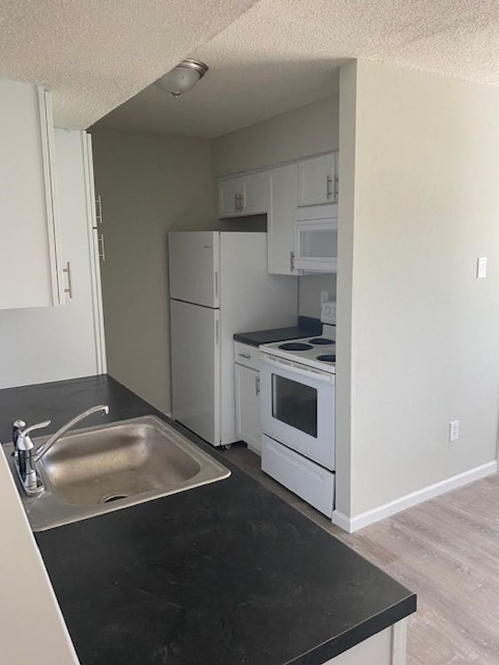 4222 W Bethany Dr - Photo 6 of 10