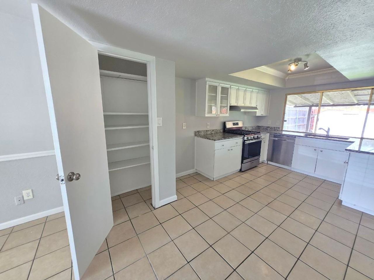 433 Clearfield Dr - Photo 6 of 35