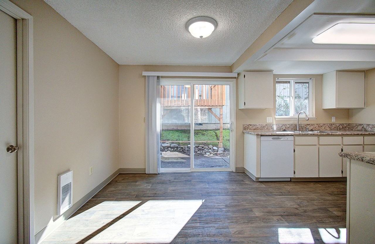 1623 Ash St - Photo 5 of 20