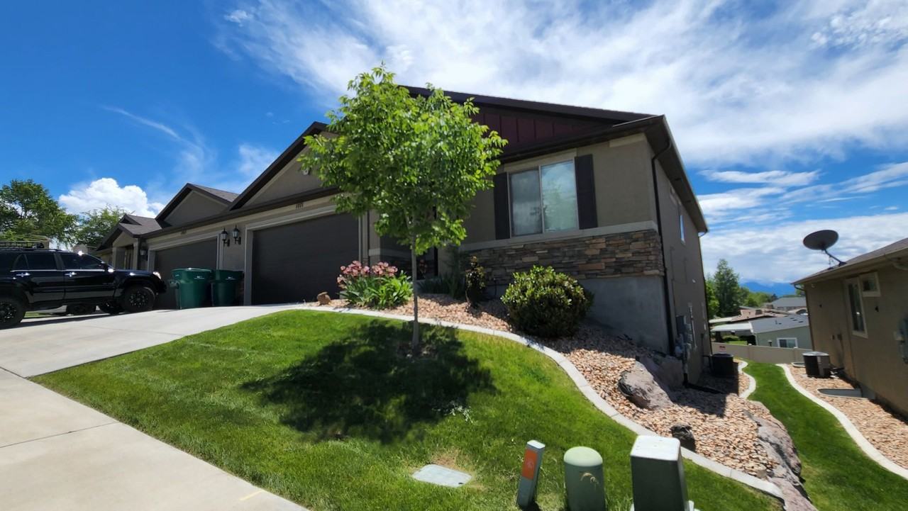 1071 W 530 N - Photo 2 of 24