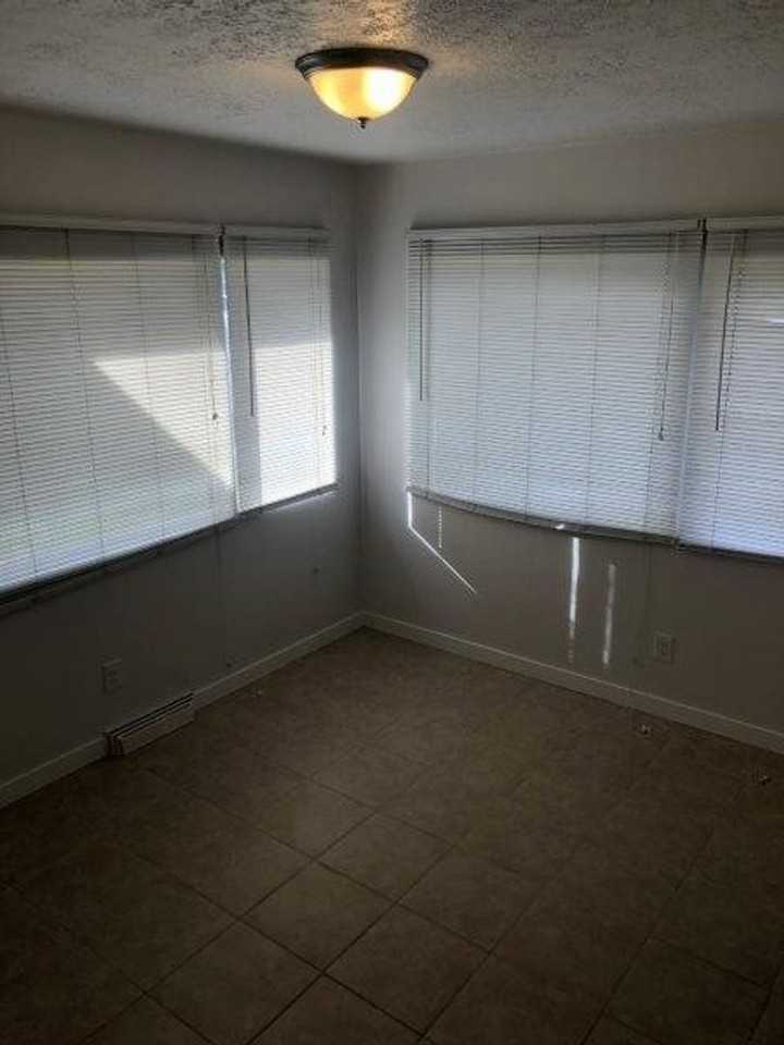 6330 N Elmhurst St - Photo 7 of 28