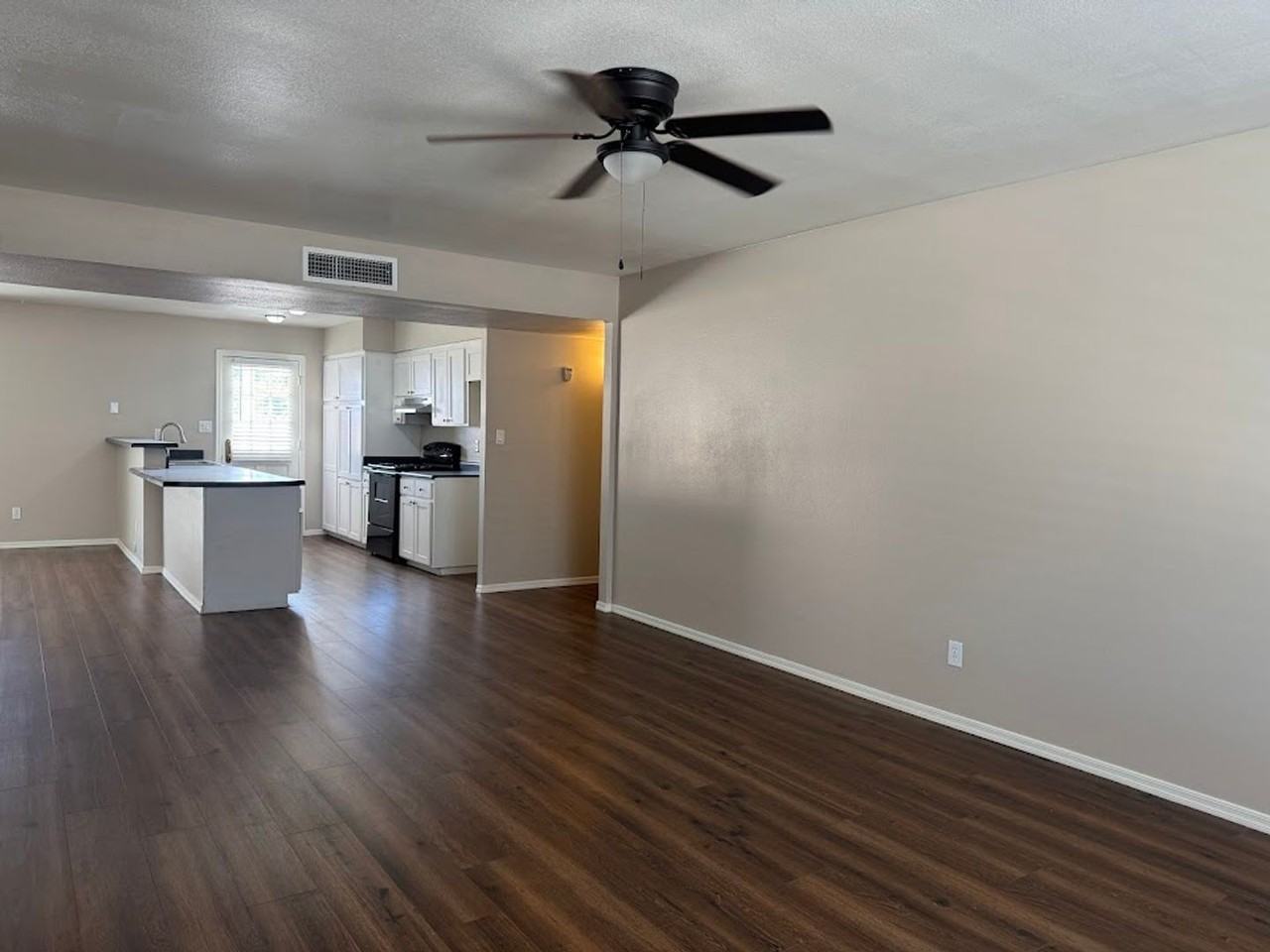 8035 N 17th Dr - Photo 4 of 20