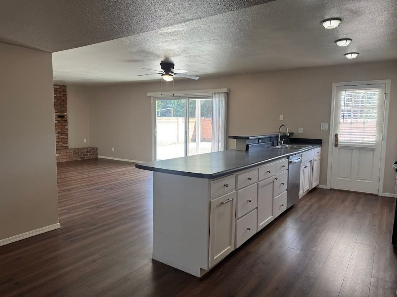 8035 N 17th Dr - Photo 5 of 20