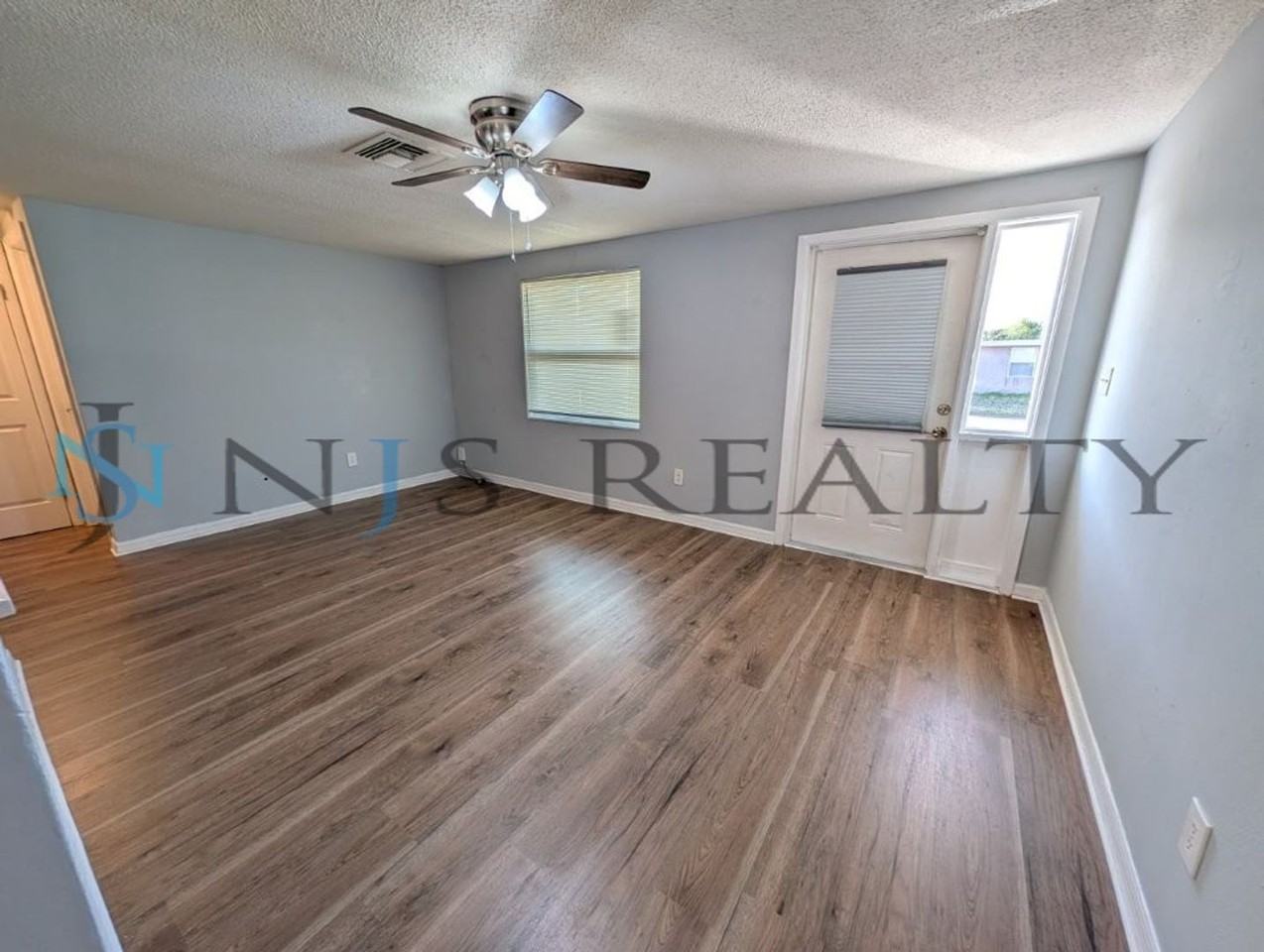 5023 Drift Tide Dr - Photo 3 of 17