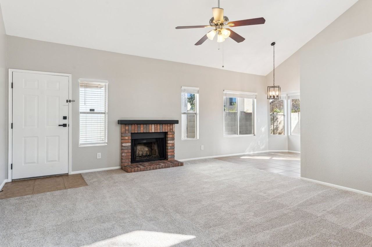 3955 W Butler St - Photo 5 of 27