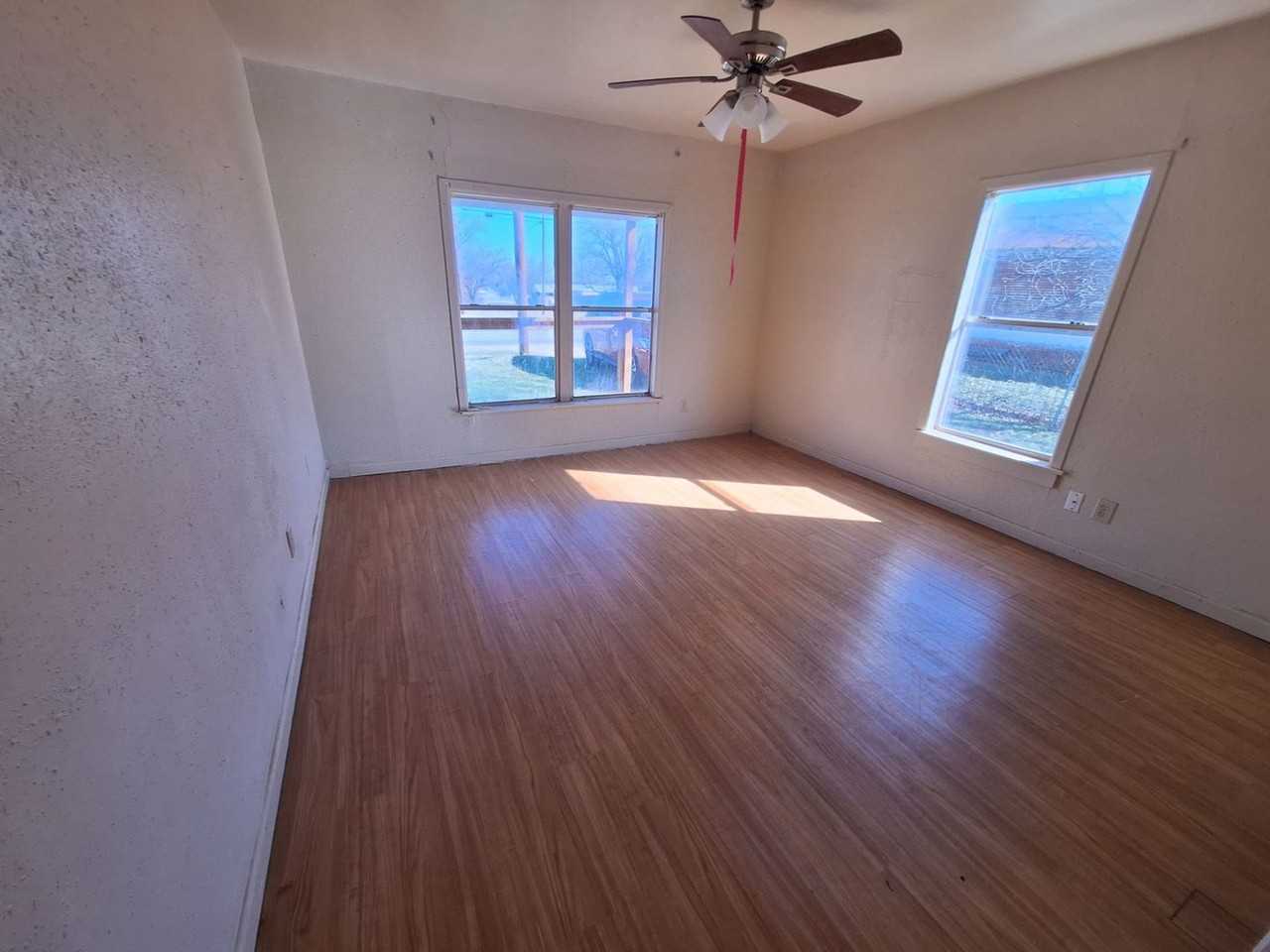 1101 W 3rd St - Photo 2 of 9