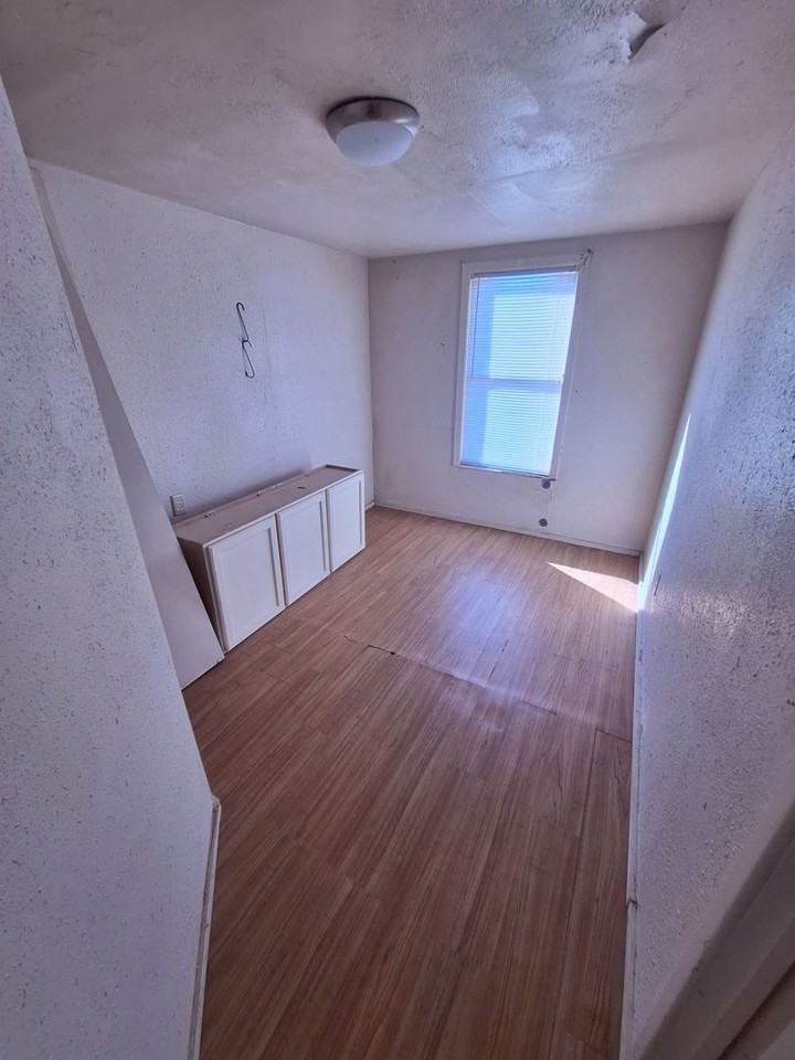 1101 W 3rd St - Photo 4 of 9