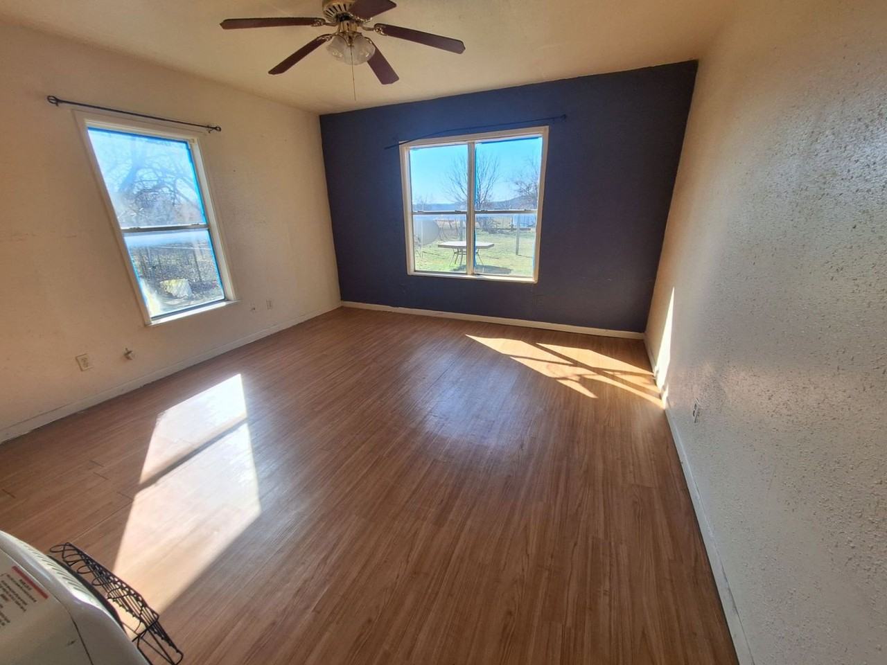 1101 W 3rd St - Photo 6 of 9