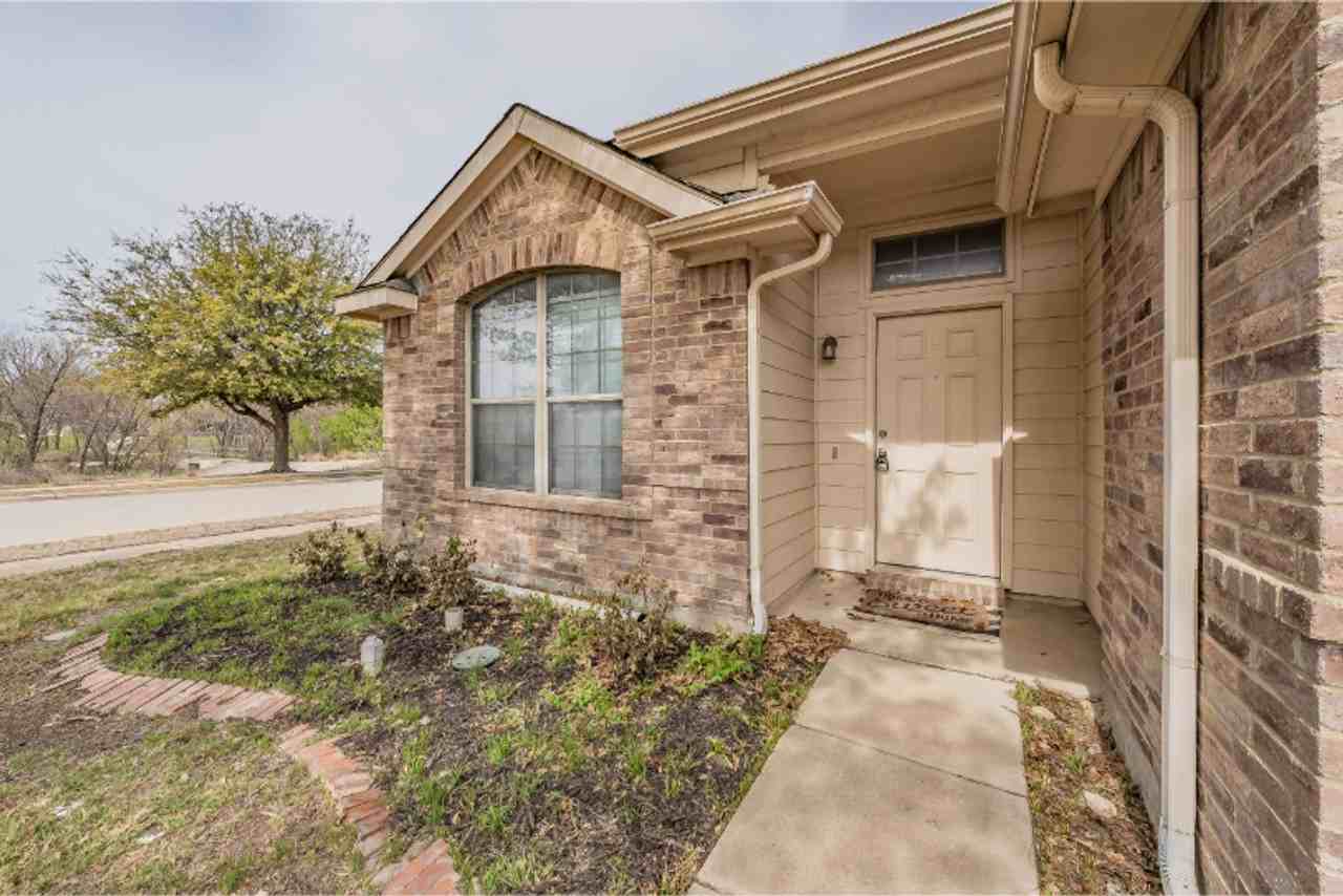 636 Saddleway Dr - Photo 3 of 39