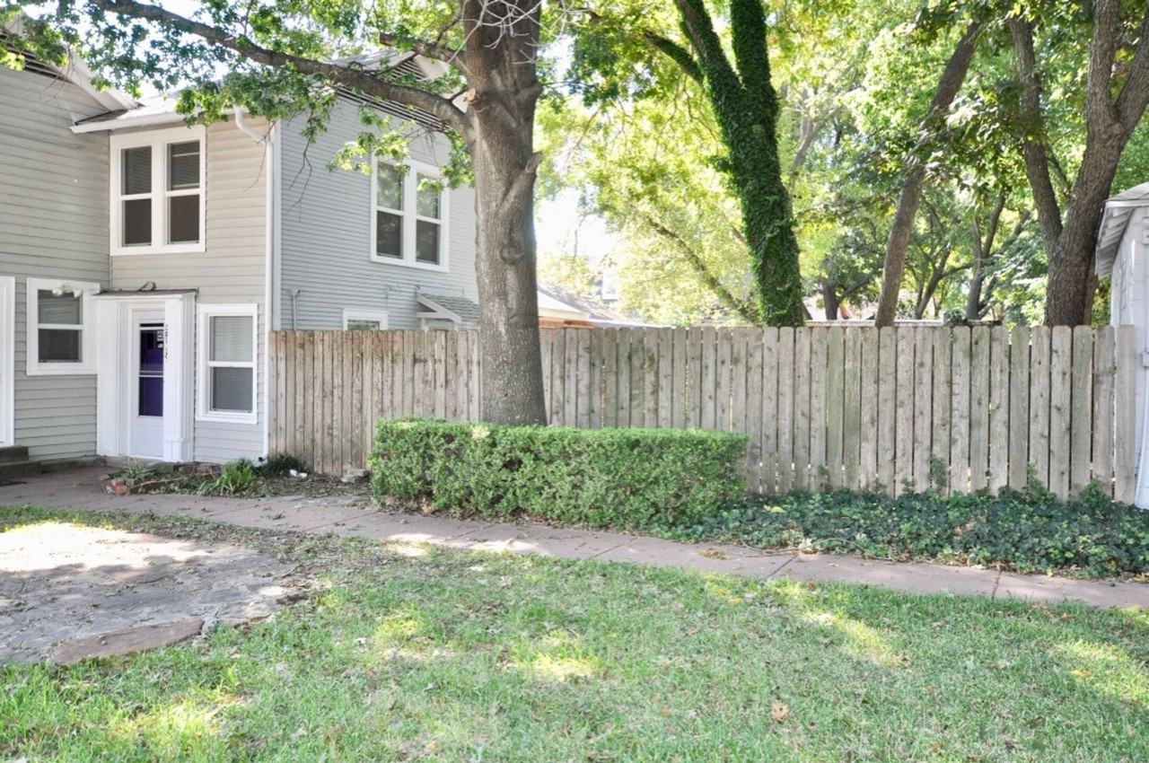 201 1/2 W Columbia St - Photo 2 of 14