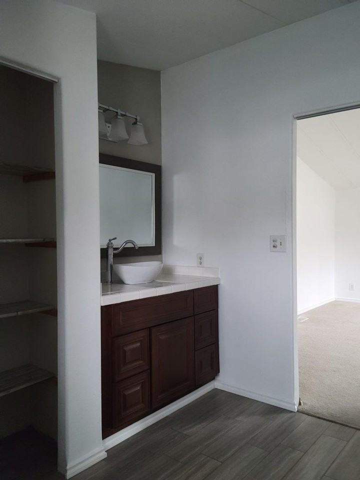 930 Nw Donahoo St - Photo 5 of 15