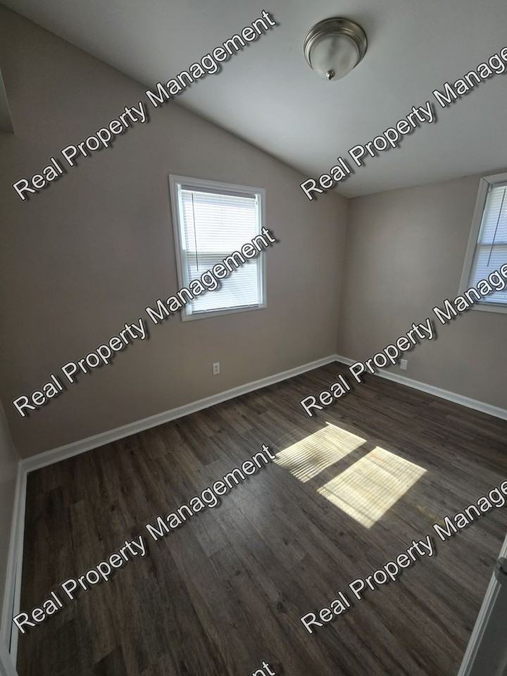 514 E Dahlgren St - Photo 6 of 8