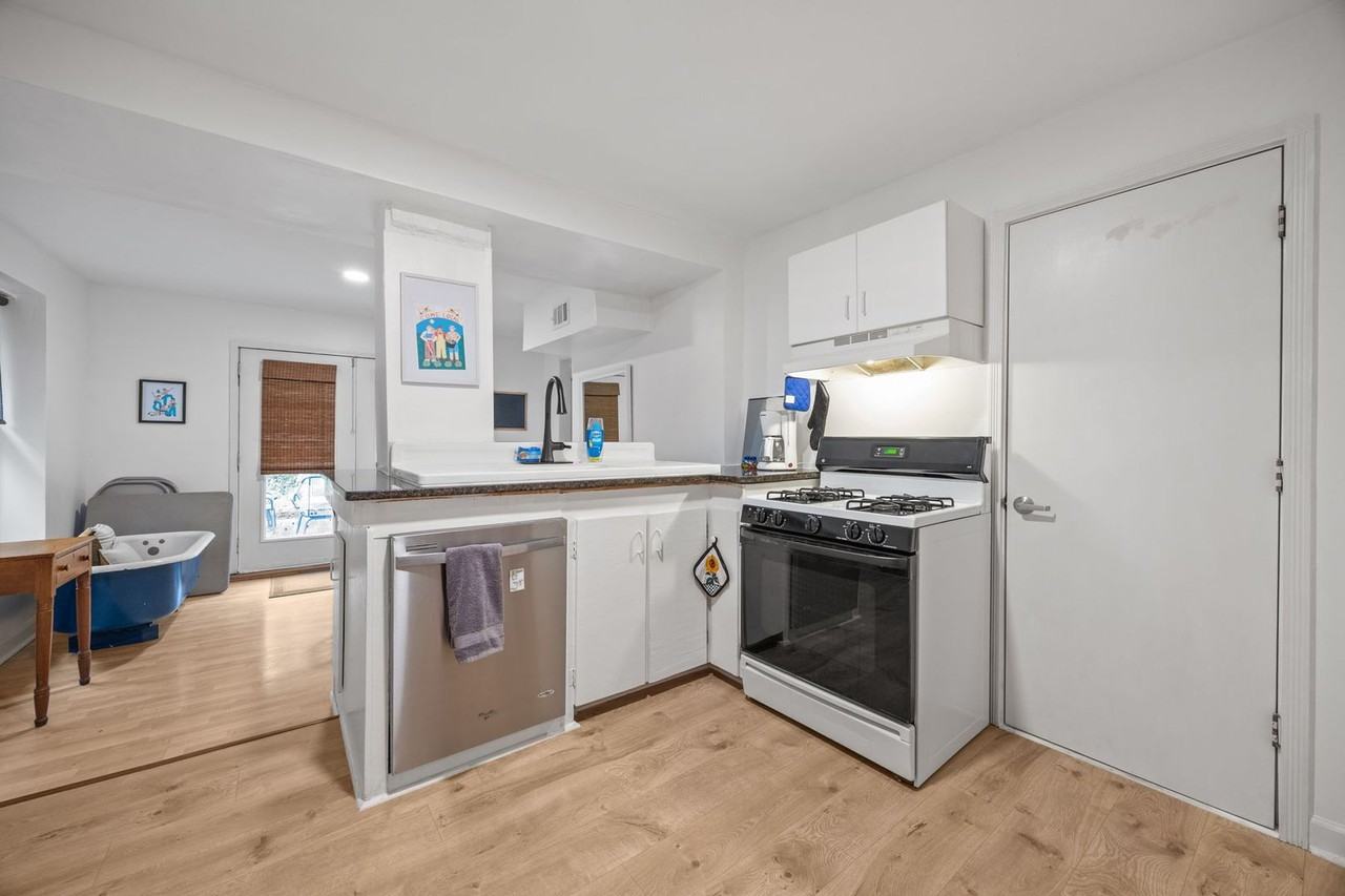 2811 Gordon St - Photo 6 of 17