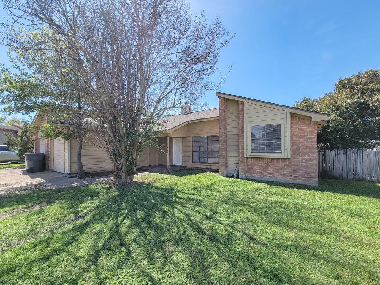 10059 Emerald Creek Dr - Photo 2 of 39