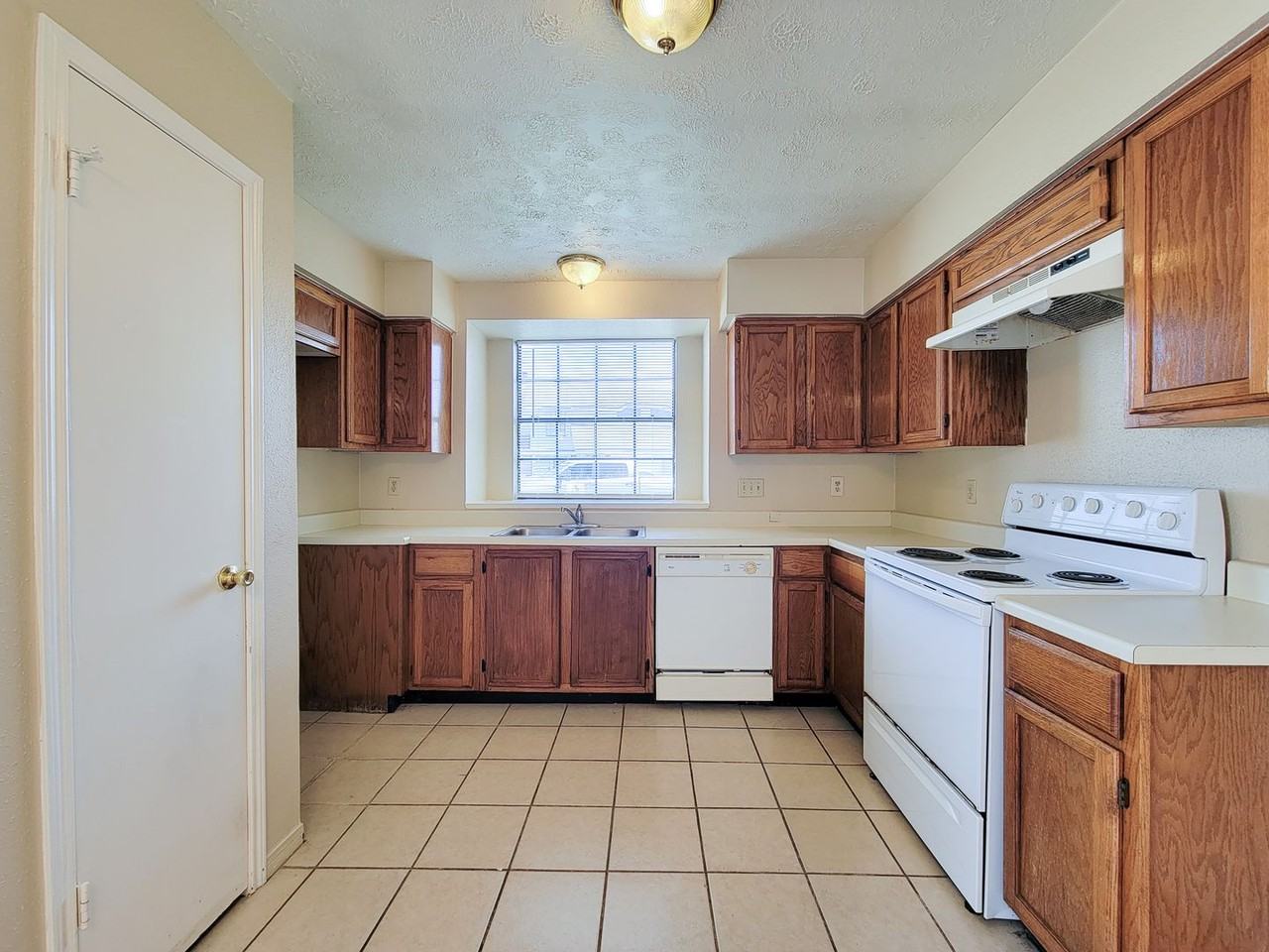 10059 Emerald Creek Dr - Photo 6 of 39