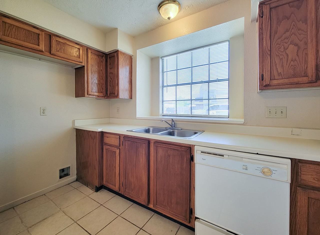 10059 Emerald Creek Dr - Photo 7 of 39