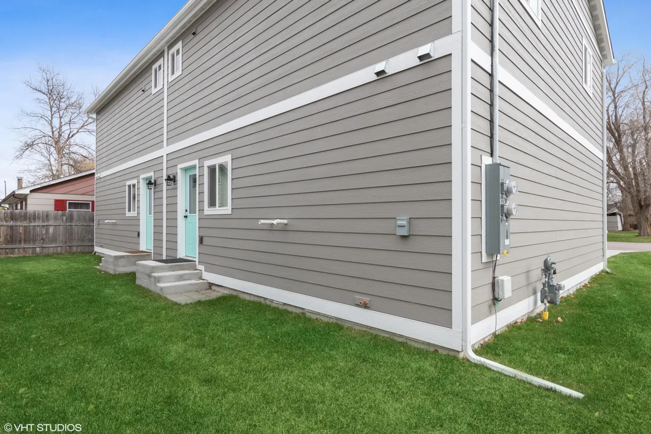 621 8th St W - Photo 2 of 16