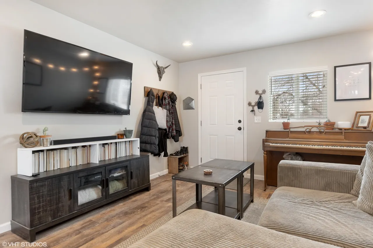 621 8th St W - Photo 3 of 16