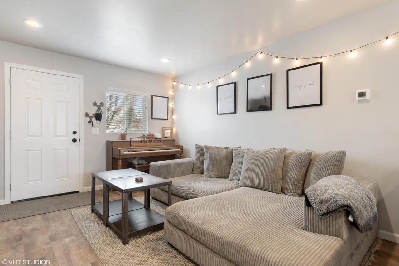 621 8th St W - Photo 4 of 16