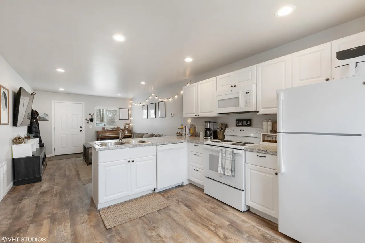 621 8th St W - Photo 7 of 16